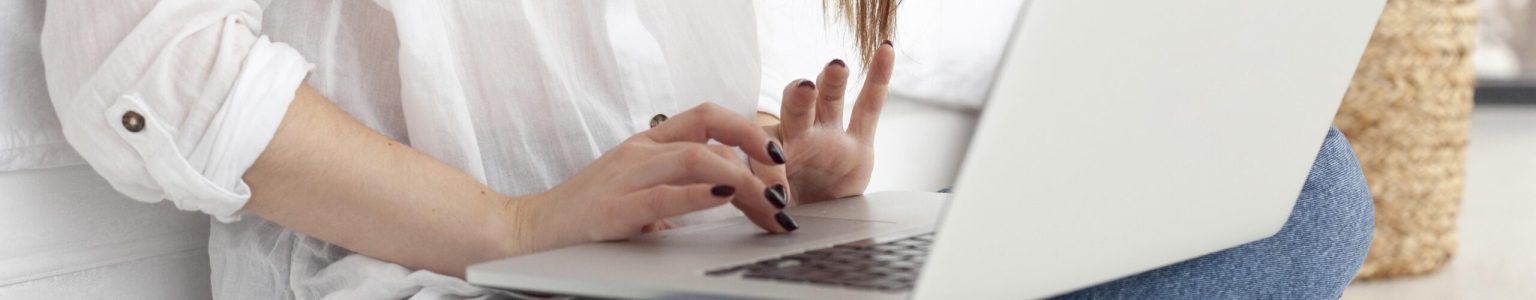 mujer-que-trabaja-con-su-computadora-portatil-en-su-regazo